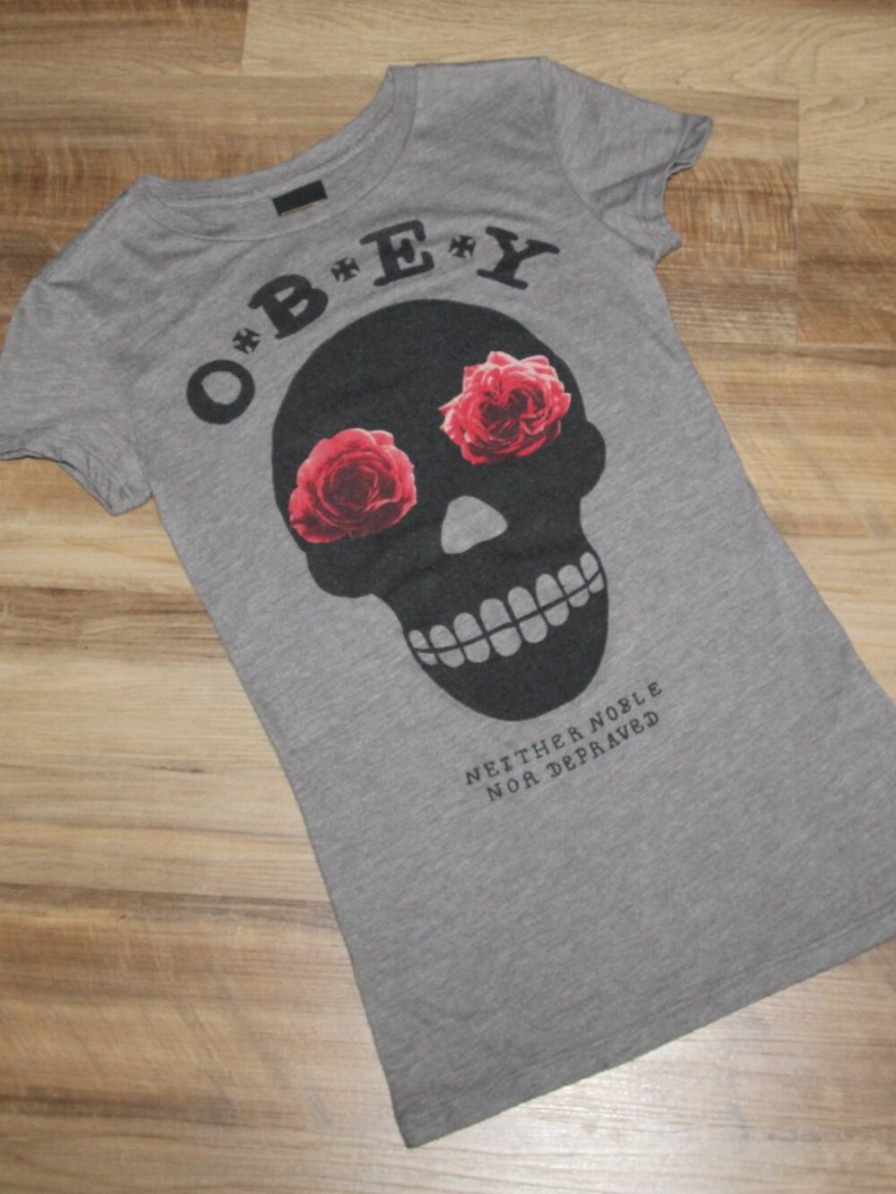 Vintage Y2K OBEY Size SMALL Gray Skull Rose Fitted Graphic Print Tee T-Shirt